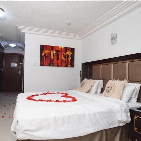Nobila Airport Hotel Cotonou Bagian luar foto