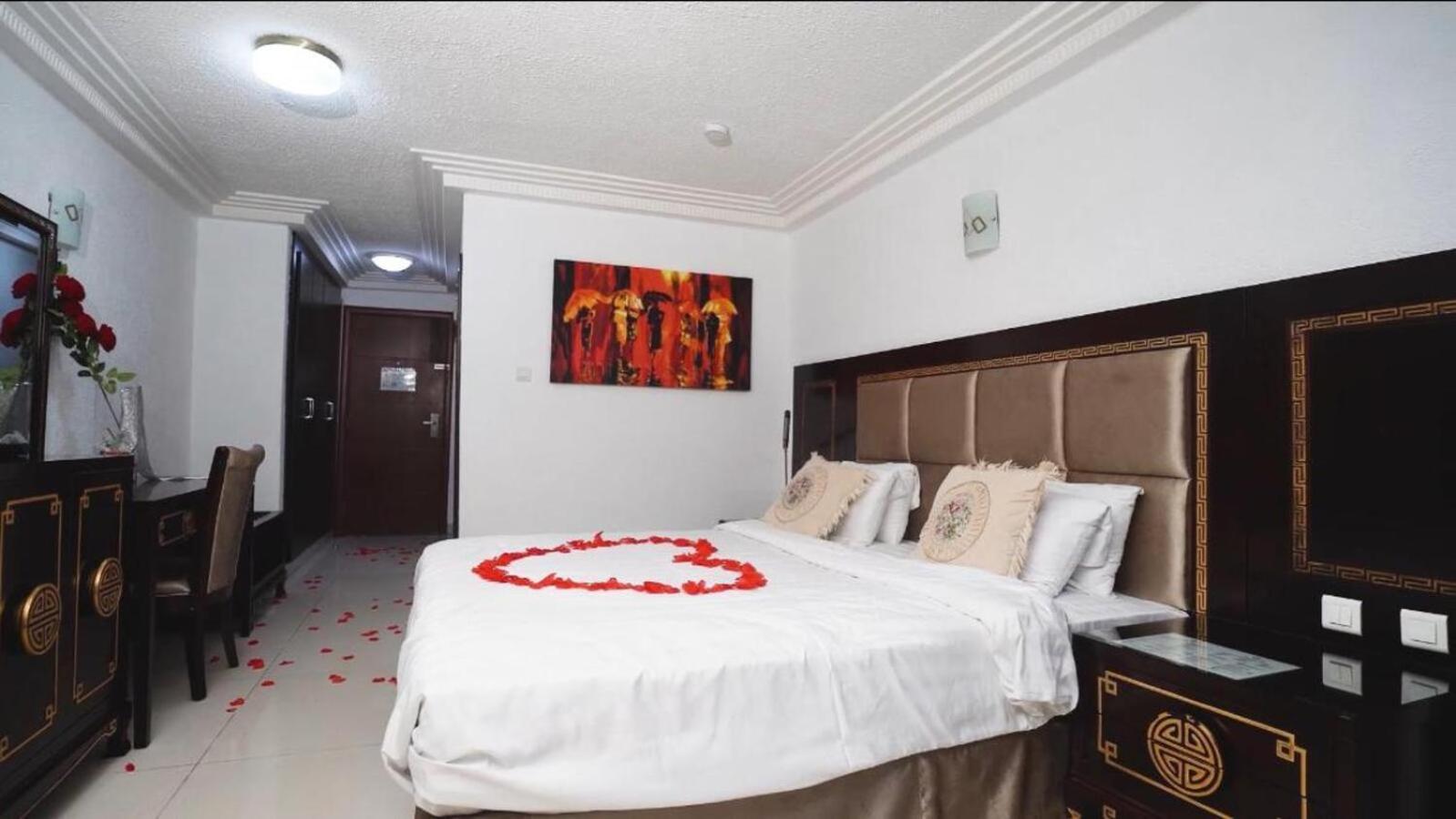 Nobila Airport Hotel Cotonou Bagian luar foto