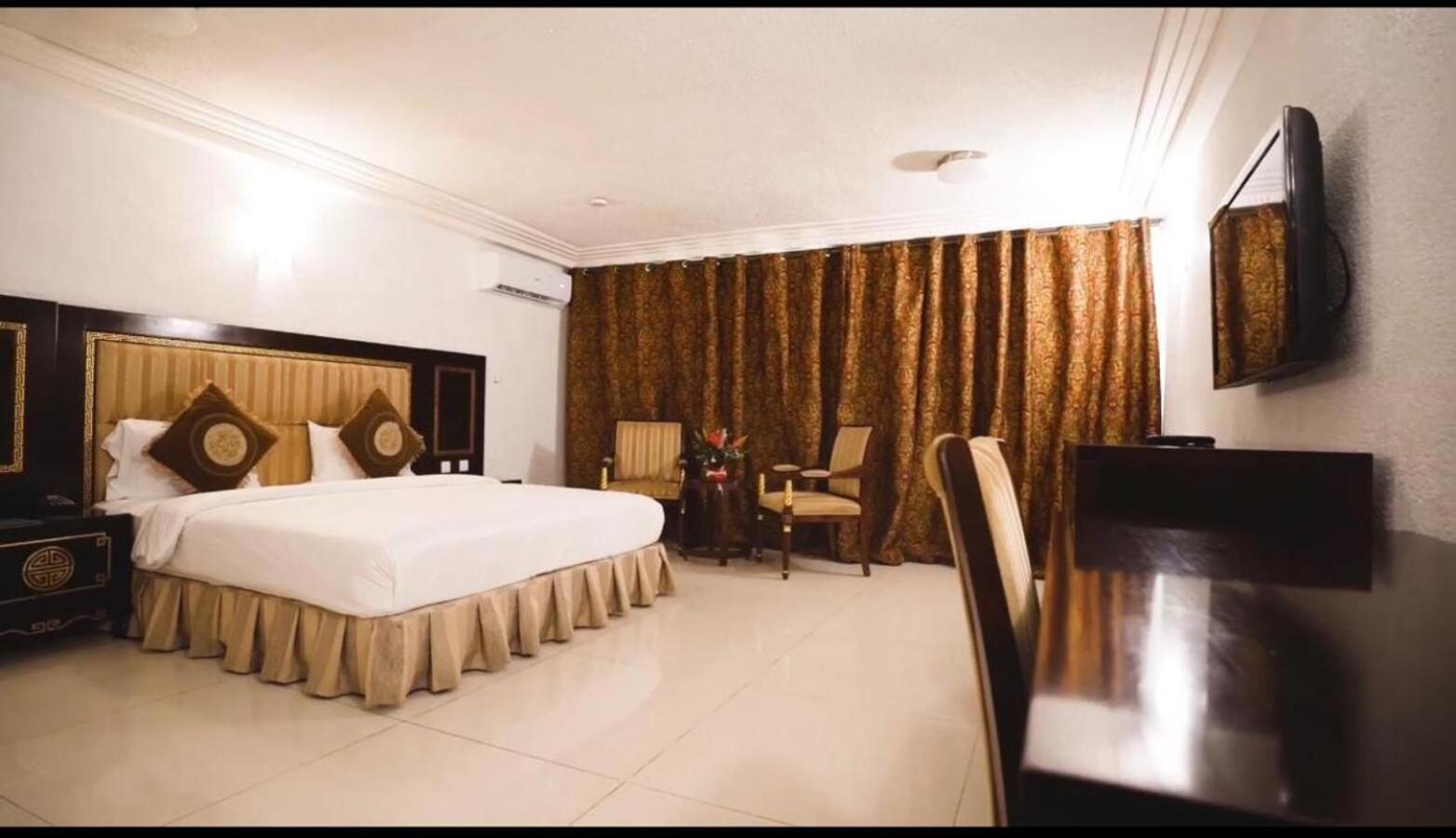 Nobila Airport Hotel Cotonou Bagian luar foto