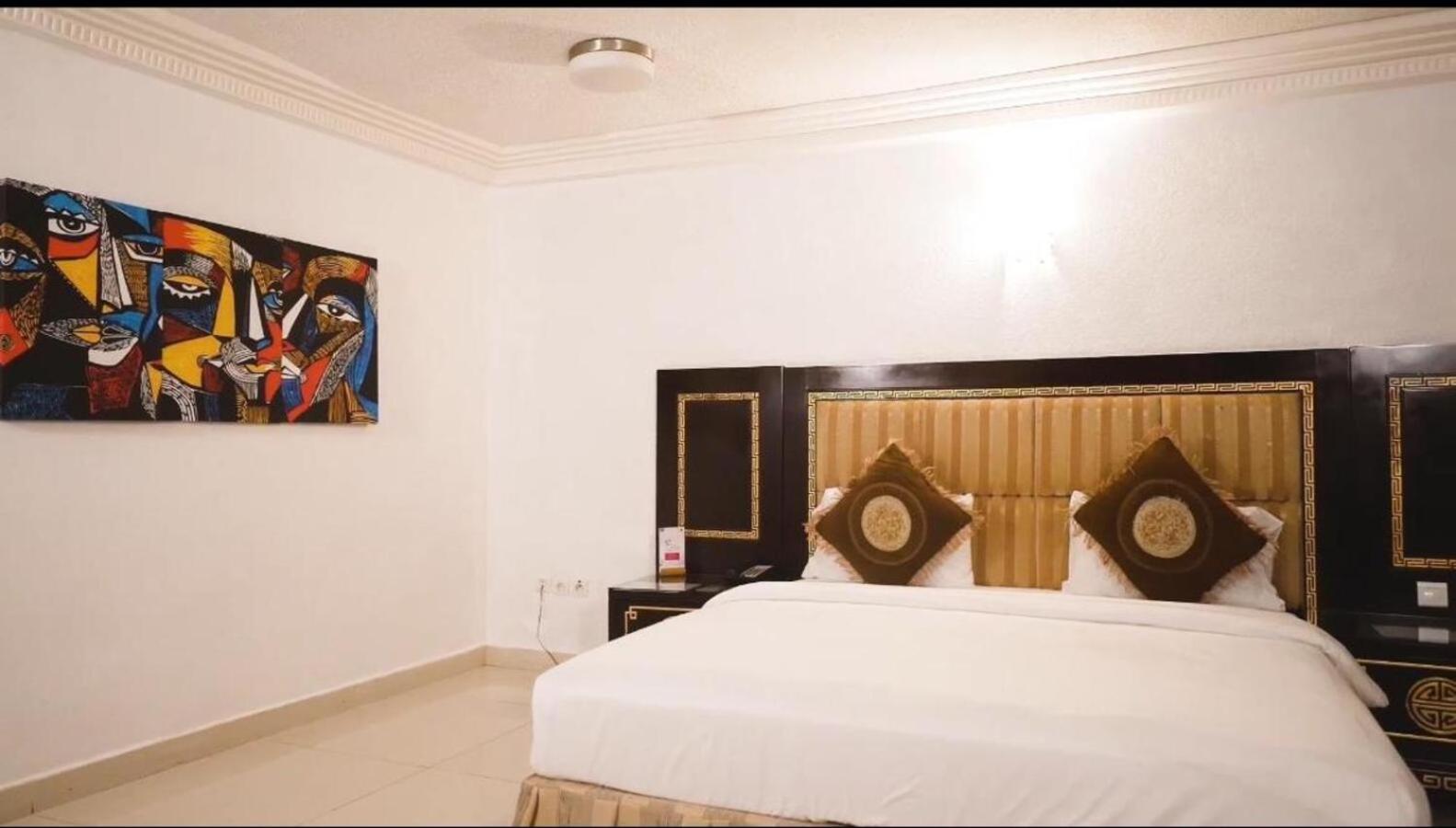 Nobila Airport Hotel Cotonou Bagian luar foto