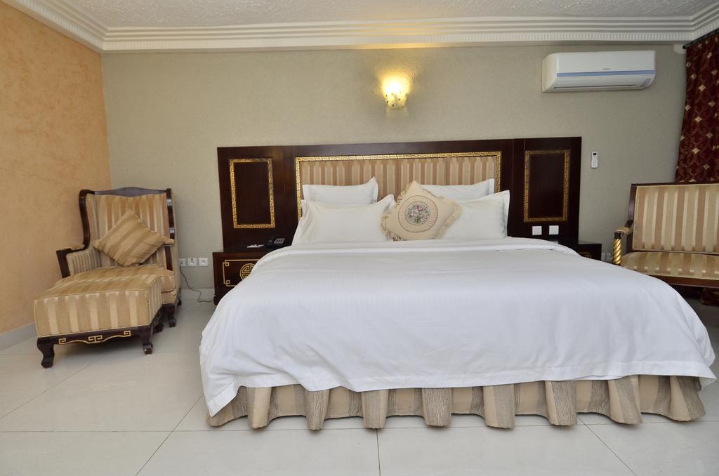Nobila Airport Hotel Cotonou Bagian luar foto