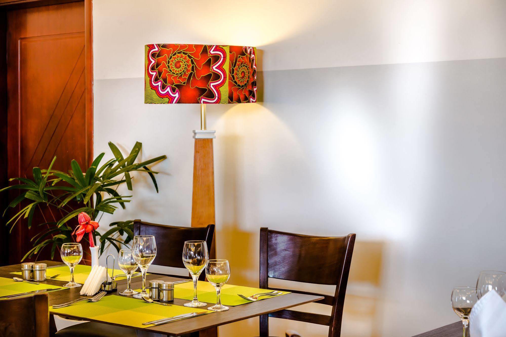 Nobila Airport Hotel Cotonou Bagian luar foto