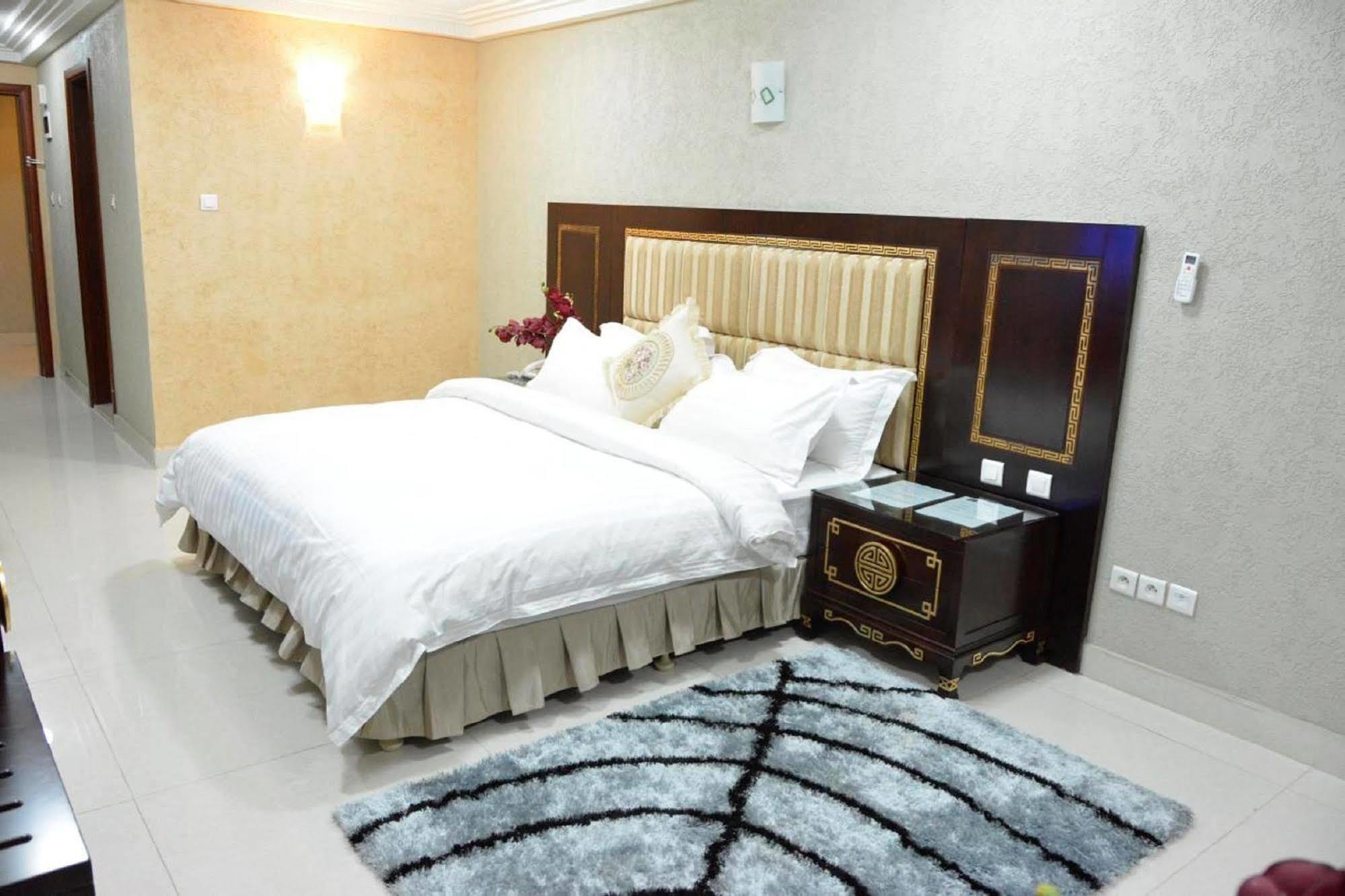 Nobila Airport Hotel Cotonou Bagian luar foto