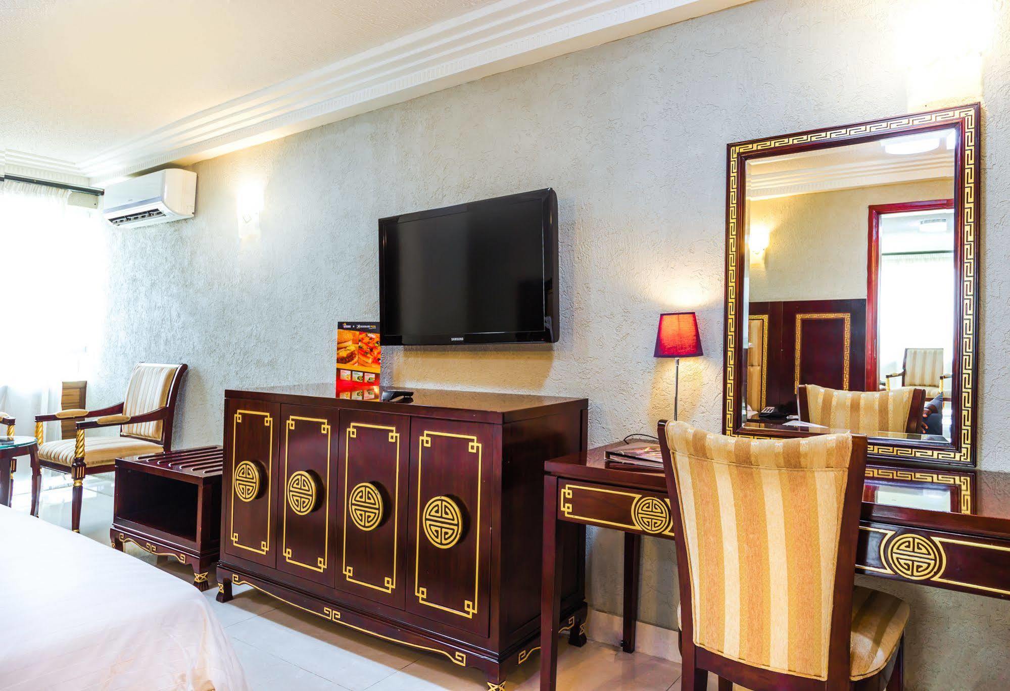 Nobila Airport Hotel Cotonou Bagian luar foto